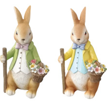 Dvě figurky zajíčků s bundou, hůlkou a košíkem květin jako velikonoční dekorace