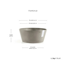 Šedá mísa na rostliny Ecopots Frankfurt 40 z plastu, výška 17,8 centimetrů, vnější průměr 41 centimetrů, objem 16,4 litrů.