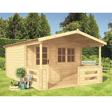 Dřevěný zahradní domek s verandou na zahradě