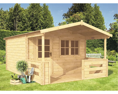 Dřevěný zahradní domek s verandou na zahradě