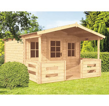 Dřevěný zahradní domek s verandou na zahradě