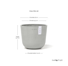 Šedý květináč Ecopots Oslo Mini 16 z recyklovaného plastu, výška 13,7 centimetru, vnější průměr 16 centimetrů, objem 1,9 litru.
