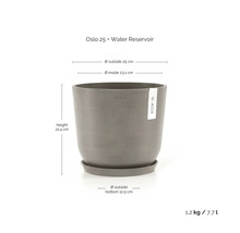 Šedý květináč ECOPOTS Oslo 25 s podmiskou a zásobníkem na vodu, výška 21,4 centimetrů, průměr 25 centimetrů, objem 7,7 litru.