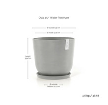 Šedý květináč Oslo 45 s nádržkou na vodu, rozměry: výška 39,4 centimetrů, vnější průměr 45 centimetrů, objem 46,6 litrů.