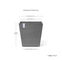 Šedý čtvercový květináč ECOPOTS Rotterdam Wheels 50 s rozměry: výška 49,5 centimetru, šířka 50,2 centimetru, objem 76,3 litru.