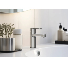 Moderní koupelna s umyvadlem a kovovou baterií.