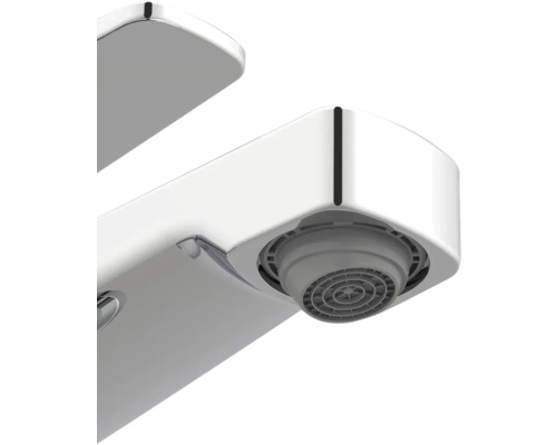 Chromovaná vodovodní baterie, detail