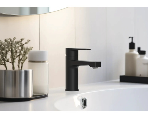 Černá umyvadlová baterie na umyvadle v koupelně