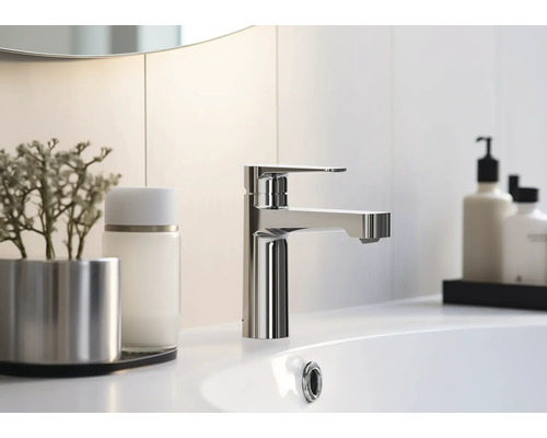 Kovová umyvadlová baterie na umyvadle v koupelně