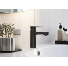 Umyvadlová baterie v koupelně na umyvadle