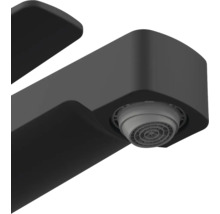 Detailní záběr černé výpusti vodovodní baterie