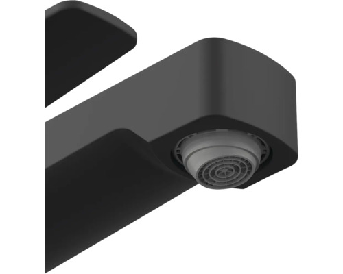 Detailní záběr černé výpusti vodovodní baterie