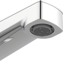 Detailní záběr na kovovou vodovodní baterii