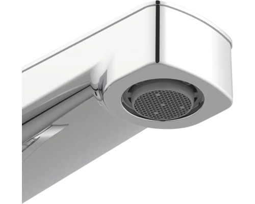 Detailní záběr na kovovou vodovodní baterii