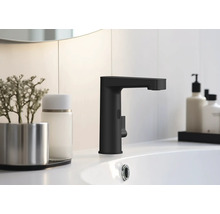 Černá umyvadlová baterie na umyvadle