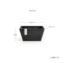 Čtvercový květináč Berlin 40 s ECOPOTS Logo, rozměry 41 krát 41 krát 18 centimetrů, hmotnost 1,9 kilogramu, objem 21 litrů.