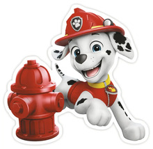 Marshall, dalmatin z Tlapkové patroly, stojí vedle hydrantu.