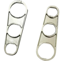 Dvě kovové trubkové spony se třemi otvory pro upevnění trubek.