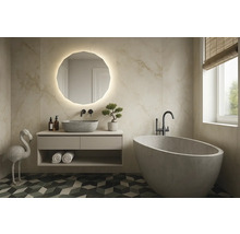 Koupelna s vanou, umyvadlem, zrcadlem s osvětlením a dekoracemi