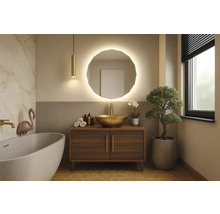 Koupelna s umyvadlovou skříňkou, zrcadlem s osvětlením, vanou a dekorací