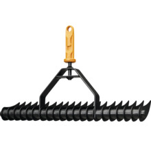 Zahradní hrábě s kovovými válci a plastovou rukojetí