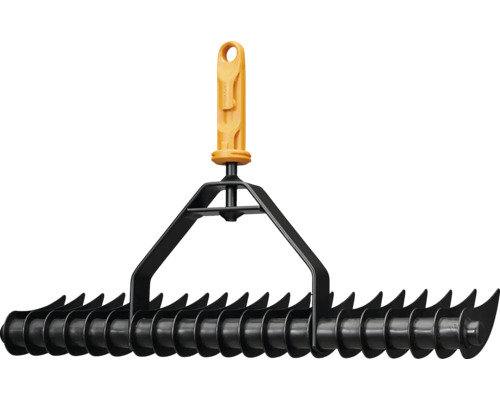 Zahradní hrábě s kovovými válci a plastovou rukojetí