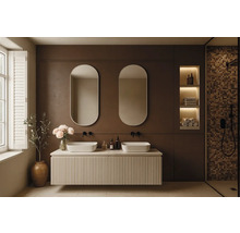 Moderní koupelna s umyvadlovou skříňkou, dvěma zrcadly, zapuštěnými policemi a sprchovým koutem