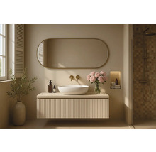 Koupelna s umyvadlem, zrcadlem a sprchou