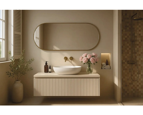 Koupelna s umyvadlem, zrcadlem a sprchou