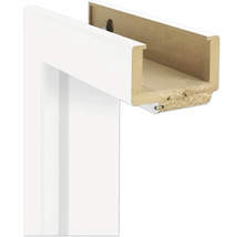 Detailní pohled na bílý dřevěný rám dveří