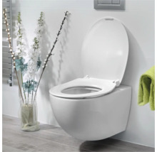 Závěsné WC s otevřeným splachovacím kruhem a zvýšeným komfortem sezení ve světlé koupelně.