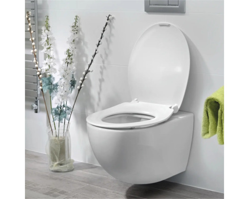 Závěsné WC s otevřeným splachovacím kruhem a zvýšeným komfortem sezení ve světlé koupelně.