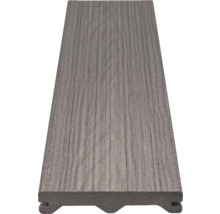 Terasa z kompozitního materiálu s dřevěnou strukturou