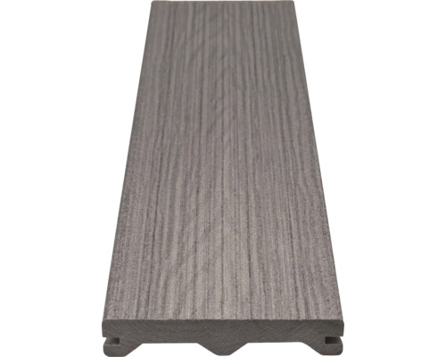 Terasa z kompozitního materiálu s dřevěnou strukturou