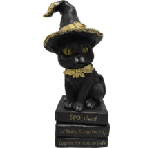 Dekorativní kočičí figurka s čarodějnickým kloboukem na stohu knih jako halloweenská dekorace