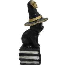 Dekorativní halloweenská figurka: Černá kočka s čarodějnickým kloboukem na stohu knih