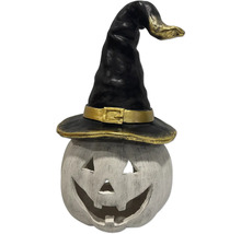 Dekorativní dýňová figurka s čarodějnickým kloboukem pro Halloween