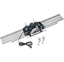 Ruční okružní pila na kovové vodicí liště včetně dvou svorek a černého napájecího kabelu.