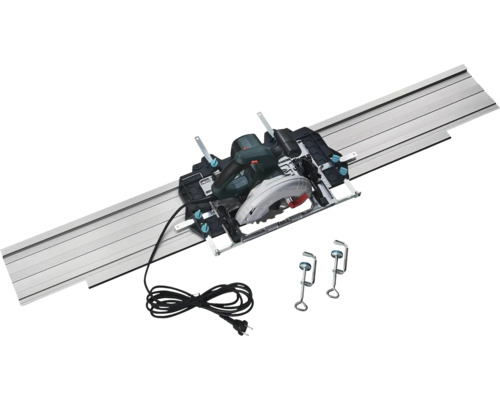 Ruční okružní pila na kovové vodicí liště včetně dvou svorek a černého napájecího kabelu.