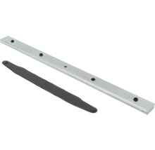 Stříbrná magnetická kovová lišta s pěti kulatými magnety a černou kovovou deskou.