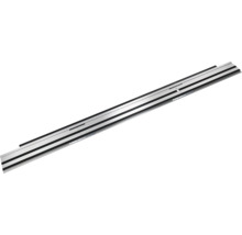 Stříbrná vodící lišta z hliníku s černými kluznými pásky pro přesné řezy.