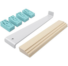 Pokládací sada na laminát obsahující šedý kovový dotahovák, světle hnědý dřevěný příklepový špalík a tyrkysové plastové rozpěrky.