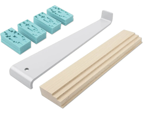 Pokládací sada na laminát obsahující šedý kovový dotahovák, světle hnědý dřevěný příklepový špalík a tyrkysové plastové rozpěrky.