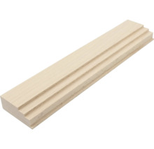 Tříúrovňová profilová lišta ze světlého masivního dřeva.