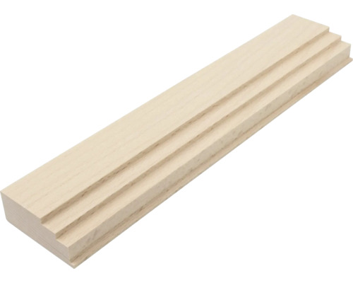 Tříúrovňová profilová lišta ze světlého masivního dřeva.