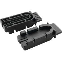 Dva černé plastové montážní prvky obdélníkového tvaru s drážkami a vodicími lištami pro montáž nábytku nebo oken.