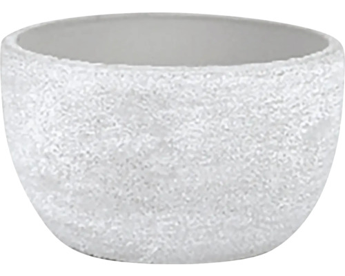 Bílý kulatý květináč se strukturovaným hrubým povrchem v miskovitém tvaru.