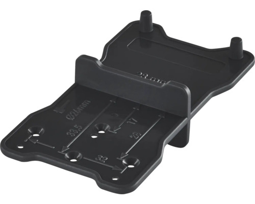 Černá plastová vrtací šablona a značkovací pomůcka pro montáž nábytku s milimetrovými rozměry.