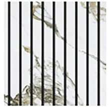 Stěnový panel s černými vertikálními lamelami na dekoru bílého mramoru.