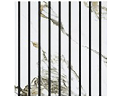 Stěnový panel s černými vertikálními lamelami na dekoru bílého mramoru.